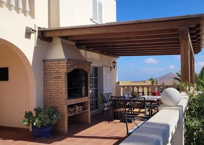 Volcanes, Big House, Gardens Heated Pool בית נופש *