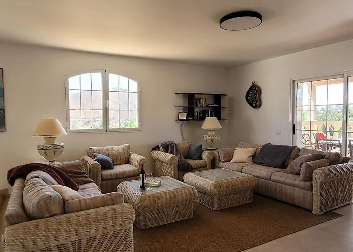 Volcanes, Big House, Gardens Heated Pool בית נופש *