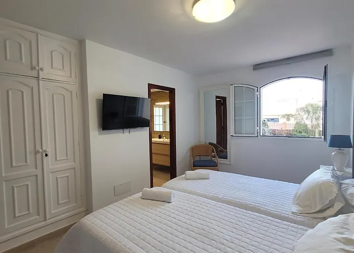 Volcanes, Big House, Gardens Heated Pool בית נופש *